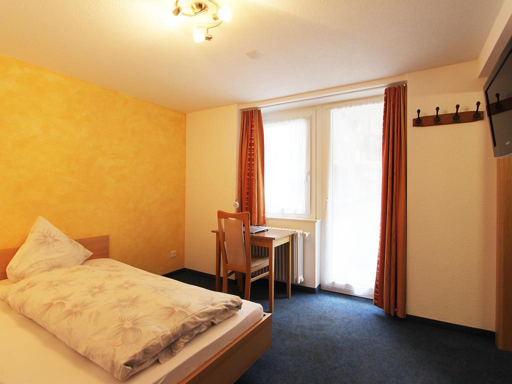 Hotel Monte-Moro Saas-Almagell Oda fotoğraf